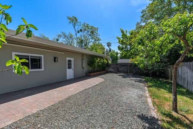 Building Photo - 1450 Rosewood Ln