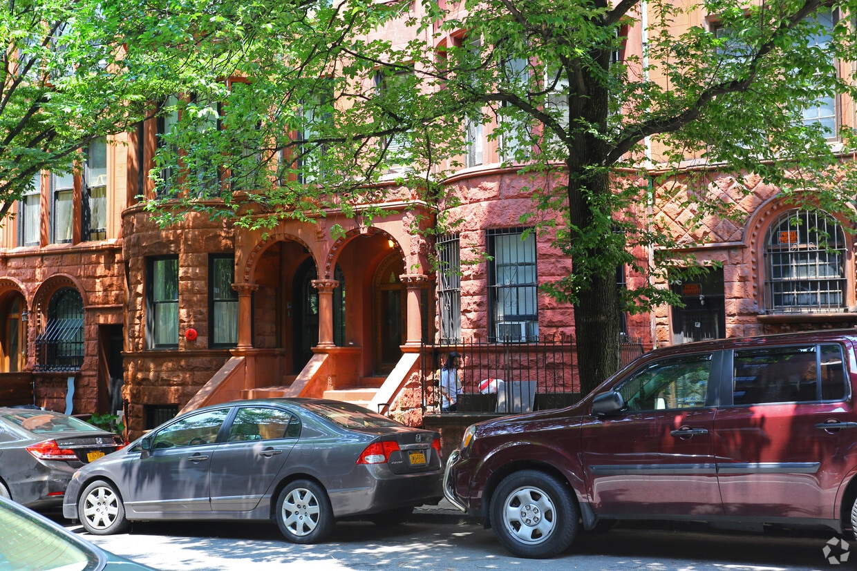 Building Photo - 315 W 77th St