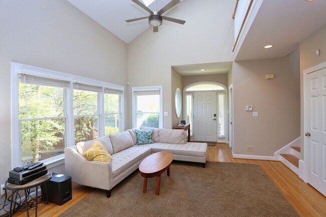 Building Photo - End Unit Townhome in the Heart of Chapel Hill