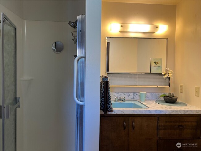 2 bathroom - 408 W Hemlock St