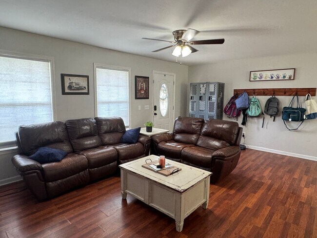 Foto del edificio - Country living on the outskirts of Nashville with 4 large beds, 2 baths, a bonus room and over an...