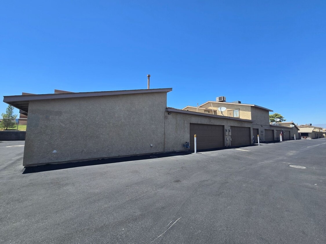 Building Photo - 2200 Short Pine Dr
