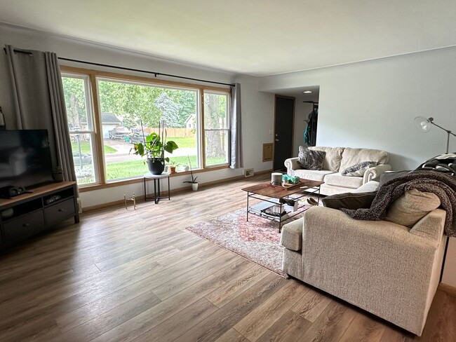 Building Photo - Golden Valley Single Family Home, 2 Car Ga...