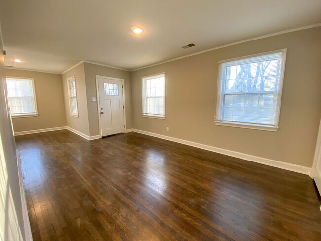 Building Photo - 3 bed, 2.5 bath recently renovated in East...