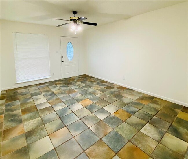 Building Photo - 8207 Red Oak Cir S