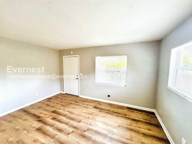 Foto del edificio - 10546 106th Ave N