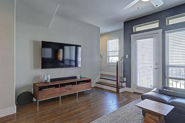 Foto del edificio - 1310 Palm Canyon Dr