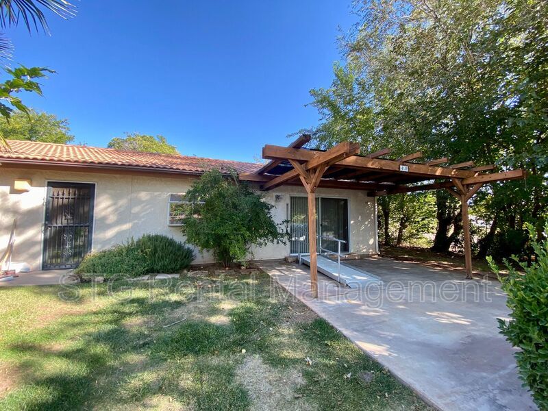 Primary Photo - 240 N Sunflower Dr