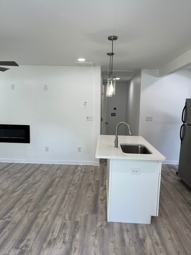 Kitchen sink w/pendant lights - 5743 Old Gordon Rd
