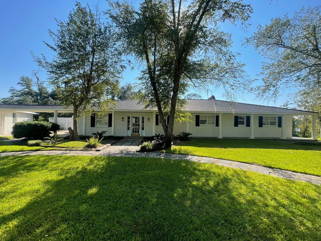 3B/2.5B Home on Calcasieu River in Private... House Rental in Lake
