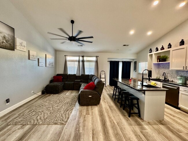 Building Photo - Beautiful Single Story 4 Bedroom 3 Bathroo...