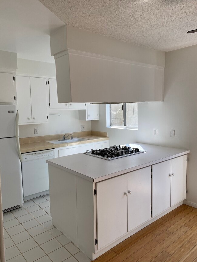 Kitchen - 1511 Yale St