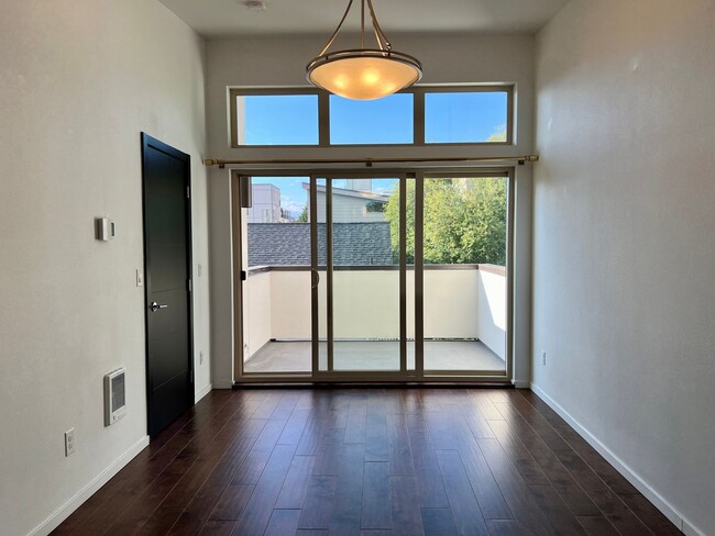 Building Photo - Gorgeous Townhome Available Now