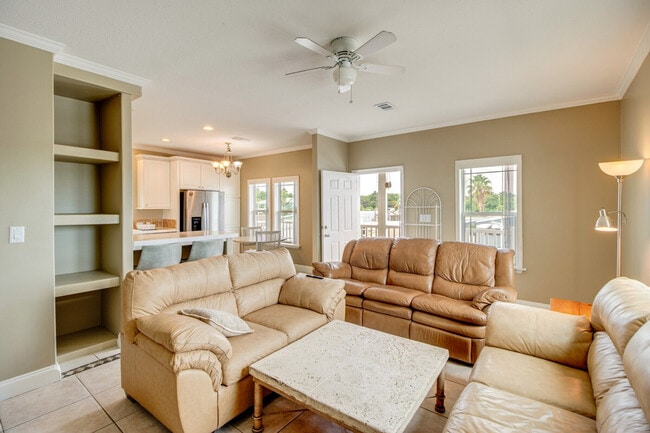 Building Photo - 210 W 2nd Ct