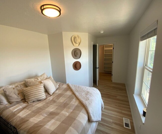 Foto del edificio - Updated Charleston Heights Townhome