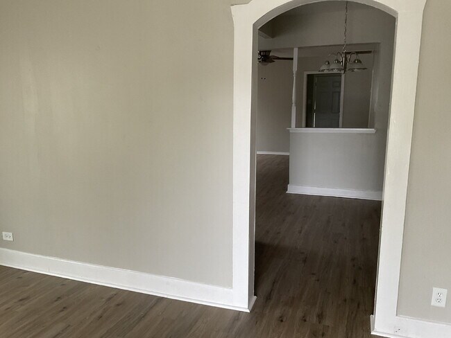 Building Photo - 3 Bed/2 Bath on the Inner Wst Side