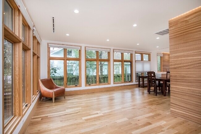 Foto del edificio - 811 E 23rd St