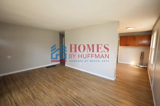 Building Photo - Three Bedroom House | Move in Ready