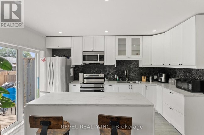 Building Photo - 325 Ritson Rd S