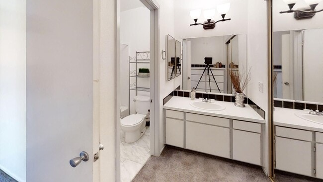 Building Photo - Large Studio Condo/ Perfect Location