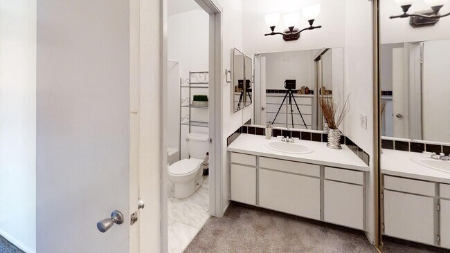 Foto del edificio - Large Studio Condo/ Perfect Location