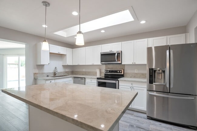 Building Photo - 6-Bedroom Tempe Home with Private Pool, Garage & Ideal Location