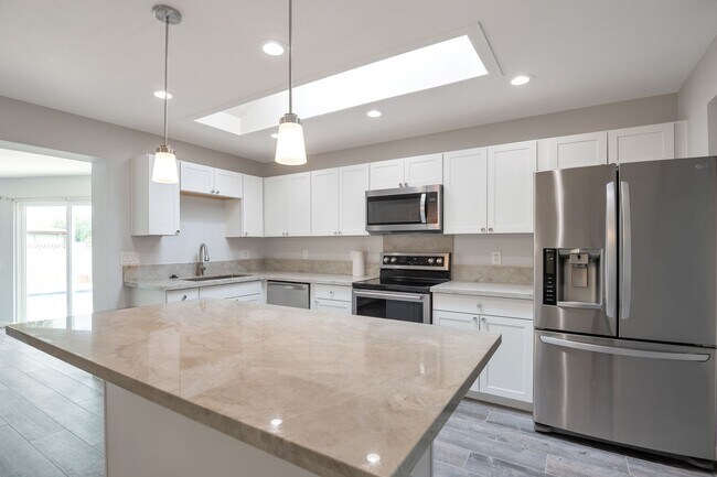 Foto del edificio - 6-Bedroom Tempe Home with Private Pool, Garage & Ideal Location