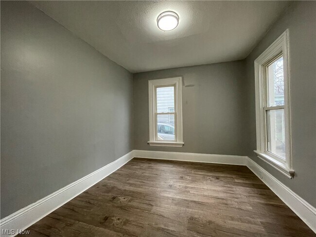 Building Photo - 16 Brown