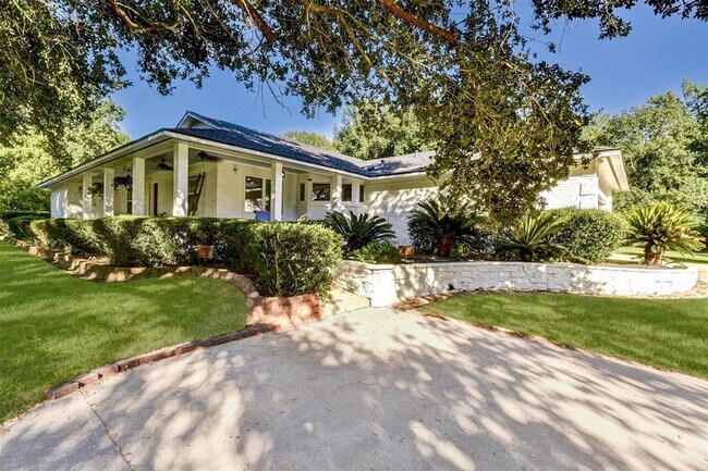 Building Photo - 9550 Lake Conroe Dr