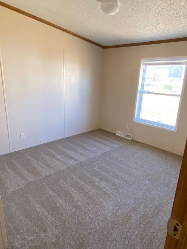 Building Photo - 3 bedroom 2 bath Doublewide  NEW Flooring ...