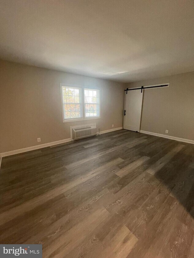 Primary Photo - 110 N College Dr