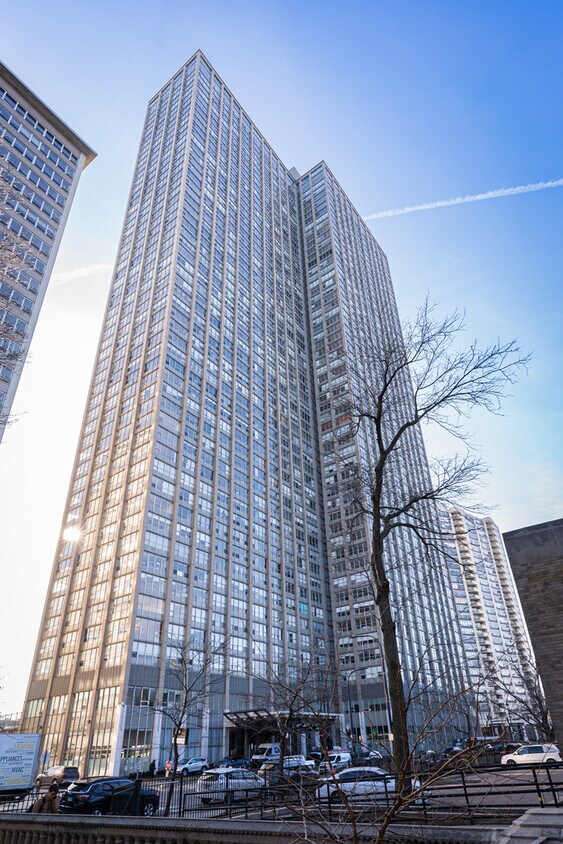 Foto principal - 655 W Irving Park Rd