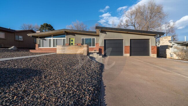 Building Photo - Modernized Mid Century Home Near Broadmoor