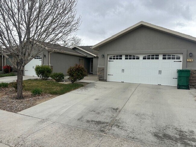Building Photo - 3 Bed, 2 Bath, # Car Garage Home!