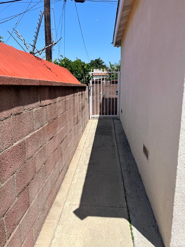 Foto del edificio - 877 W Beach Ave