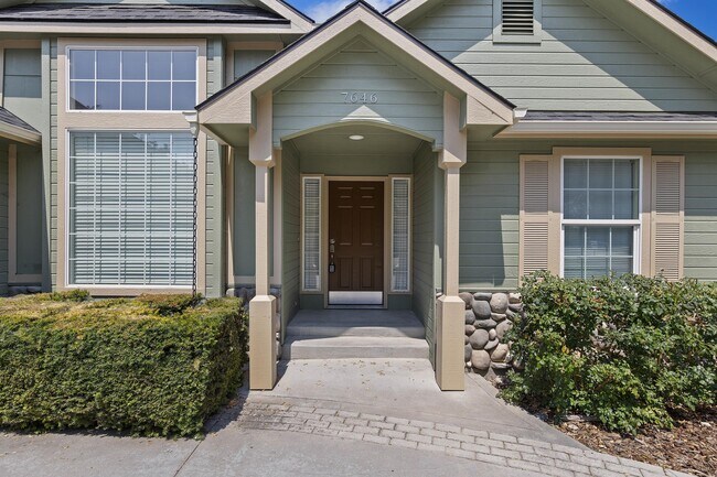 Foto del edificio - 7646 Cypress Ln