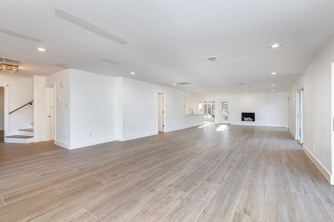 Foto del edificio - NEWLY RENOVATED DUPLEX ACROSS FROM OVERTON...