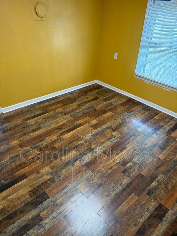 Foto del edificio - 7895 New Cut Rd