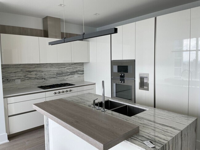 Foto del edificio - St. Regis Luxury 1bed and 1.5 bath Apartment Available