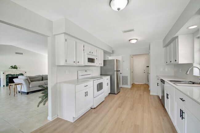 Building Photo - 10452 Greentrail Dr S