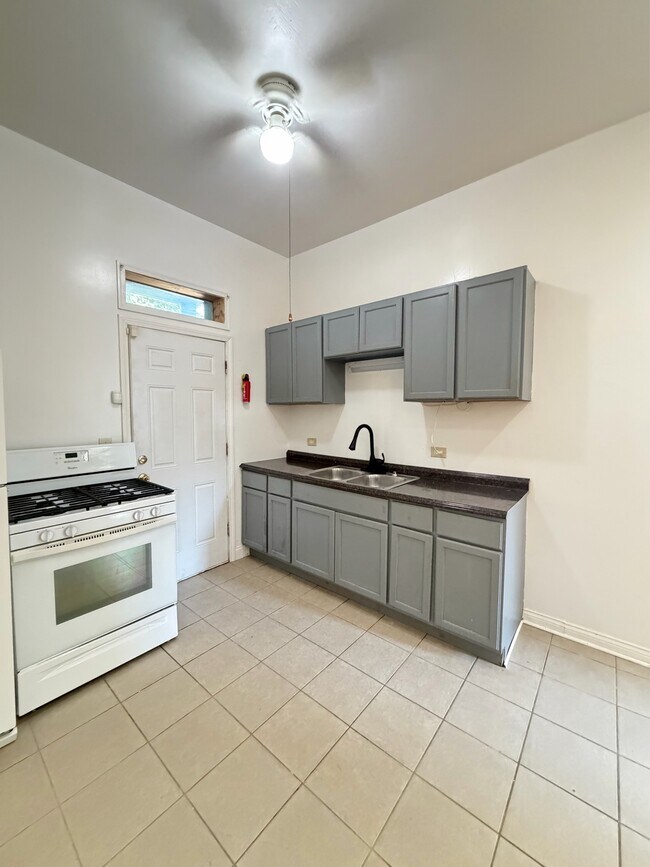 Foto del edificio - 7836 S Emerald Ave