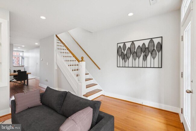 Building Photo - 625 Gresham Pl NW