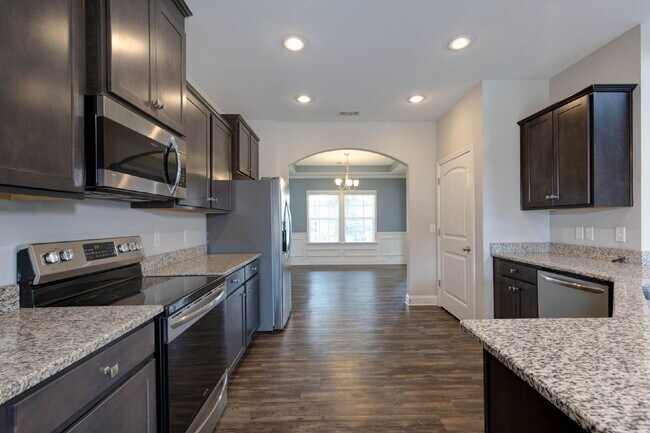 Foto del edificio - 4BR/3.5BA · 2,809 SF · Owner's Suite on Main · Fenced Yard · Midland, GA — $2,800/mo