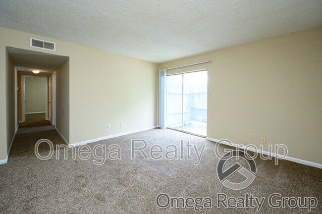 Building Photo - 425 Oakwood Ave