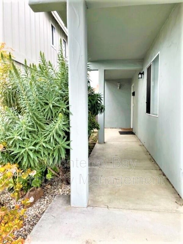 Building Photo - 1277 Hilby Ave