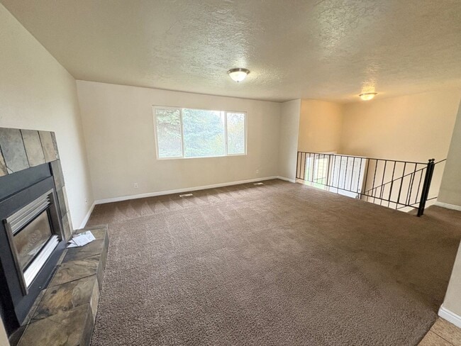 Building Photo - Beautiful Home with Nice Fenced Yard - 1 C...