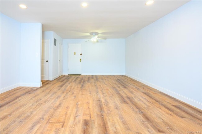 Building Photo - 3 Sadore Ln