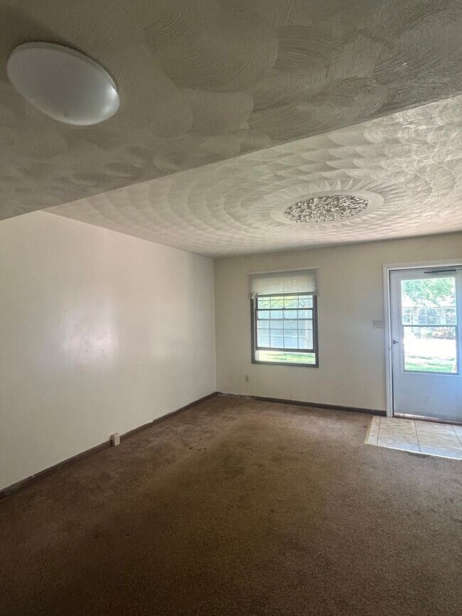 Building Photo - 3 bedroom, 2 bath Townhouse