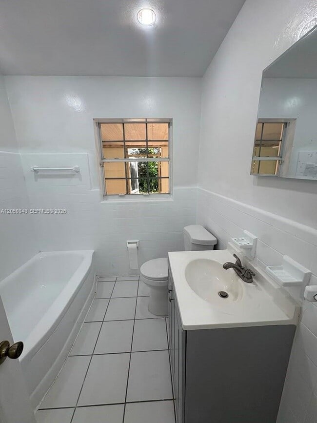 Building Photo - 475 NE 164th St