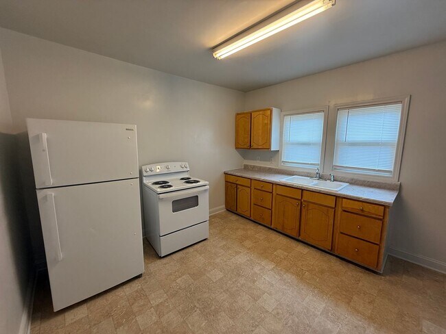Building Photo - Three bedroom, 1 bath house in Burlington